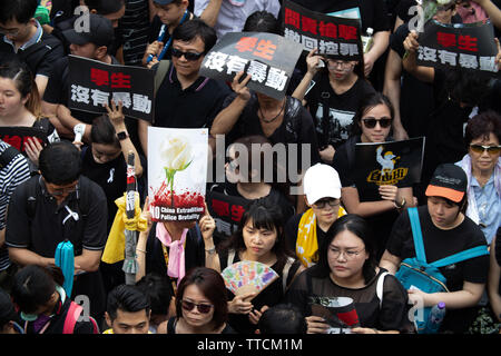 Hong Kong, Hong Kong. 16 Juni, 2019. Die Demonstranten auf die Straße tragen schwarz und weiß. Credit: Danny Tsai/Alamy leben Nachrichten Stockfoto