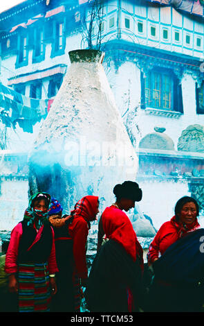 Tibetischen Pilger vor Der Jokhang Tempel, Lhasa, Tibet Stockfoto