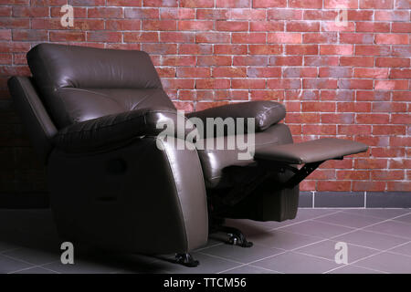 Komfortable braun Leder Sofa gegen die Wand im Zimmer Stockfoto