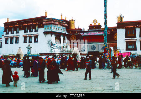 Pilger vor Der Jokhang Tempel, Lhasa, Tibet Stockfoto