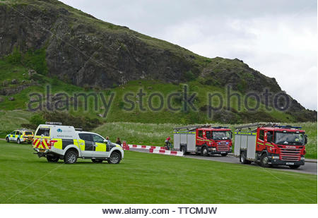 Edinburgh, Schottland, Großbritannien. 16. Juni 2019. Notdienste auf Arthur's Seat an einer Person, die krank und hatte vom Abhang mit der Unterstützung aus den Schottischen Feuerwehr entfernt werden. Quelle: Craig Brown Stockfoto