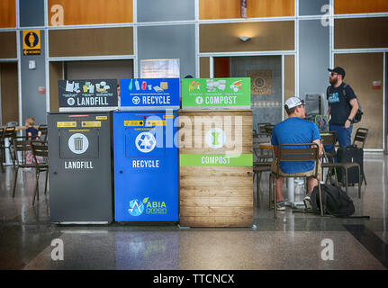 29. Mai 2019. Der internationale Flughafen Austin Bergstrom, Austin, Texas, USA. Recycling bins: Deponie, Recycling, Kompostieren Stockfoto