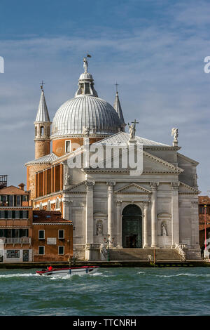 Italien, Venedig. Die Kirche Il Redentore ist eine Kirche in Venedig auf der Insel Giudecca, die durch Wohn- und kommunalen umgeben Bauen Stockfoto