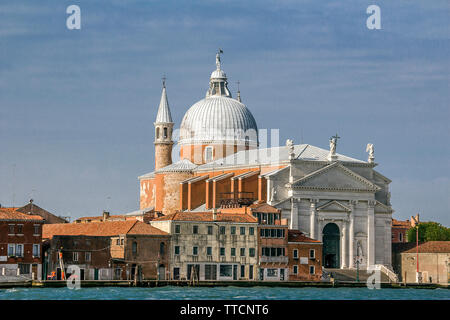 Italien, Venedig. Die Kirche Il Redentore ist eine Kirche in Venedig auf der Insel Giudecca, die durch Wohn- und kommunalen umgeben Bauen Stockfoto