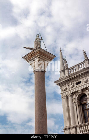 Italien, Venedig. St. Mark's Square. Die Hauptstadt der Spalte des hl. Theodoros und Teil der Fassade der Kathedrale von Saint Mark. Stockfoto