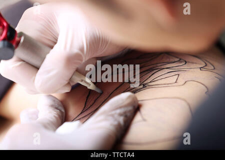 Hände in der Medizin Handschuhe, Tattoo, Nahaufnahme Stockfoto