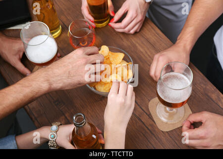 Blick auf Freunde in alkoholische Getränke in der Bar, close-up Stockfoto