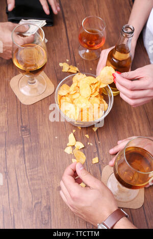 Blick auf Freunde in alkoholische Getränke in der Bar, close-up Stockfoto