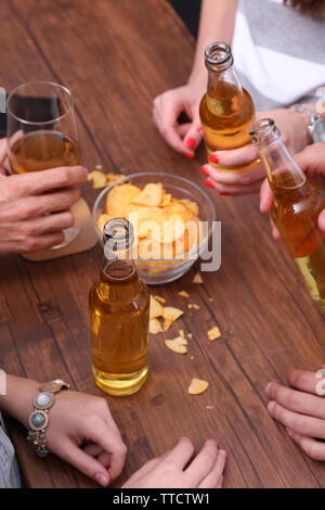 Blick auf Freunde in alkoholische Getränke in der Bar, close-up Stockfoto