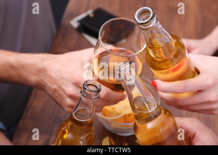 Blick auf Freunde in alkoholische Getränke in der Bar, close-up Stockfoto