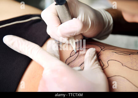 Hände in der Medizin Handschuhe, Tattoo, Nahaufnahme Stockfoto