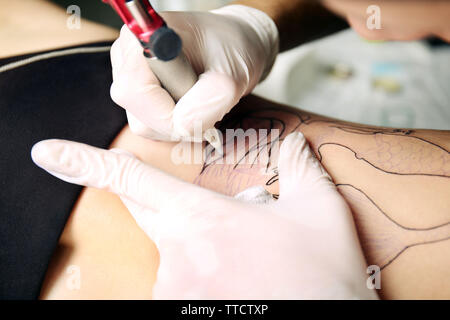 Hände in der Medizin Handschuhe, Tattoo, Nahaufnahme Stockfoto