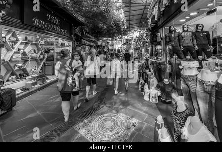 Menschen durch die Welt. Die Denker, die freudige, Touristen, Bewohner, gleichgültig, anders, viele, betrifft, Reisende. Alle an einem Ort. Physische. Nicht Stockfoto