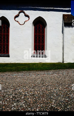 Wand einer mittelalterlichen Kirche und Kopfsteinpflaster in Porvoo, Finnland Stockfoto