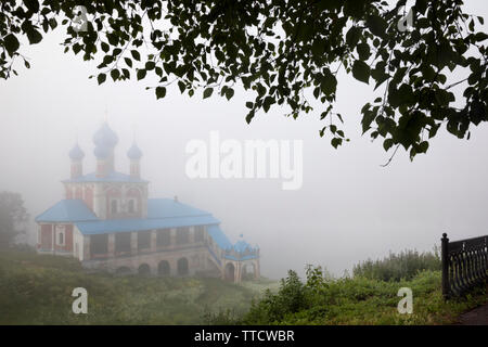 Blick auf die Kirche der Verklärung und Kazan Jungfrau (1758) auf der linken Küste der Wolga in Tutaev Stadt in Jaroslawl Region, Russland Stockfoto