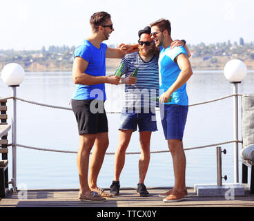 Yong Männer entspannen im Cafe am Flußufer Stockfoto