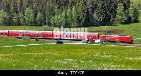 Vorbei am Bahnhof den Bahnübergang warten Autos, Hinterzarten, Schwarzwald, Deutschland Stockfoto