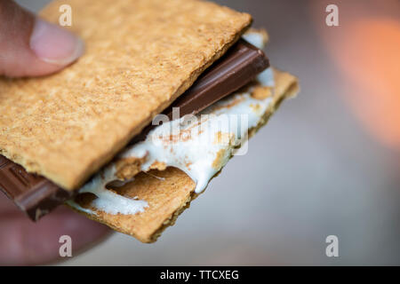 Eine klebrige s'More durch ein Lagerfeuer. Stockfoto