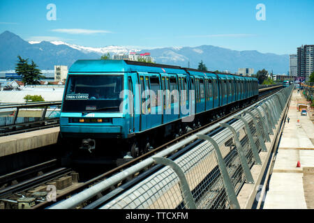 SANTIAGO, CHILE - NOVEMBER 2015: EIN NS 93, Paris Metro MP 89 basiert, wird durch die Eingabe einer erhöhten Station der Linie 5. Stockfoto