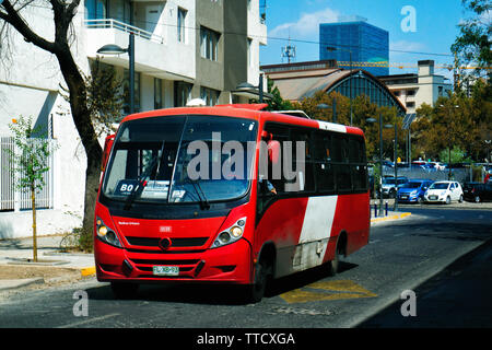 SANTIAGO, CHILE - MÄRZ 2017: Eine kleine Transantiago Bus in der Nähe von mapocho Station in Santiago. Stockfoto