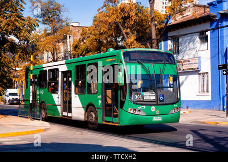 SANTIAGO, CHILE - MÄRZ 2017: eine öffentliche Verkehrsmittel Bus in Recoleta Stockfoto