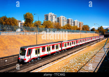 SANTIAGO, CHILE - MÄRZ 2017: An einem sonnigen Tag, eine U-Bahn von Santiago geht station Pajaritos Stockfoto