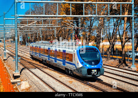 SANTIAGO, CHILE - MÄRZ 2017: Metrotren Nos Zug auf die vier track Railway Stockfoto