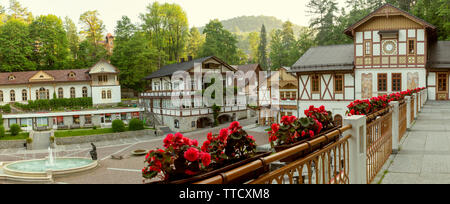 Szczawnica, Polen - 10. Juni 2019: Szczawnica Marktplatz mit Brunnen in Pieniny, Polen Stockfoto