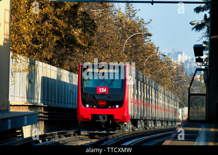 SANTIAGO, CHILE, APRIL 2019: Eines der neuesten Santiago U-Bahnen in Parque O'Higgins Station der Linie 2 Stockfoto