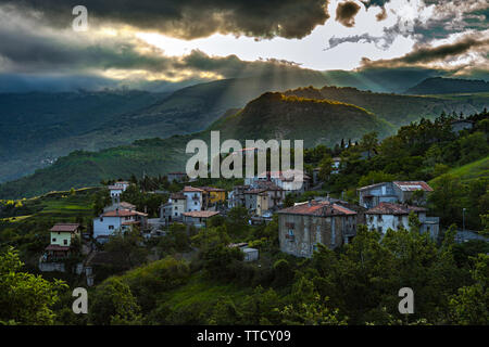 Spektakulären Sonnenuntergang über dem Dorf Crognaleto in der Monti della Laga Stockfoto