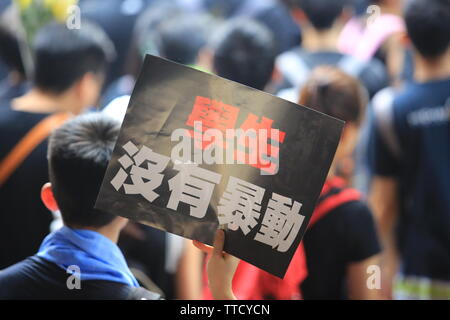 Auf dem Schild stand: " Student did not Rioting" 2 Millionen Demonstranten heben sich hervor, als sie sich gegen ein umstrittenes Auslieferungsgesetz aussprechen, das china einschließen könnte. Seit dem 9. Juni protestieren die Menschen in hongkong gegen Agai Stockfoto