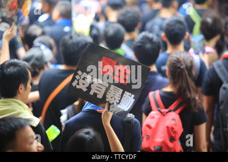 Auf dem Schild stand: " Student did not Rioting" 2 Millionen Demonstranten heben sich hervor, als sie sich gegen ein umstrittenes Auslieferungsgesetz aussprechen, das china einschließen könnte. Seit dem 9. Juni protestieren die Menschen in hongkong gegen Agai Stockfoto
