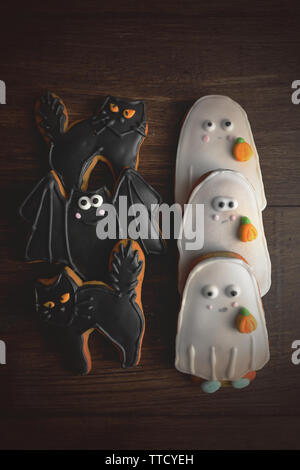 Kreative Halloween Cookies auf Holz- Hintergrund Stockfoto