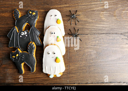 Kreative Halloween Cookies auf Holz- Hintergrund Stockfoto