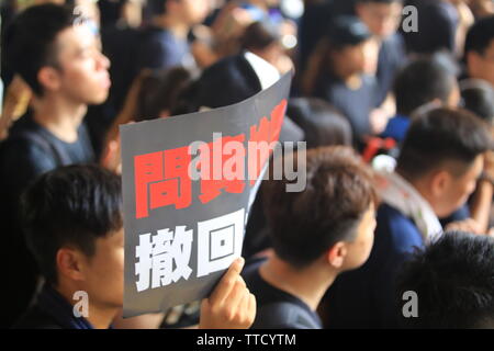 2 Millionen Demonstranten stehen heraus eine umstrittene Auslieferung Rechnung, die China zu widersetzen. Seit 9. Juni, Hong Kong Leute halten Protest agai Stockfoto
