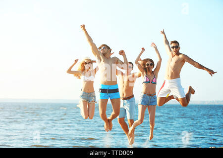 Gerne Freunde am Strand, im Freien Stockfoto