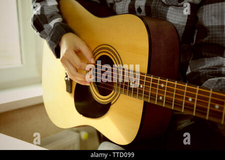 Nahaufnahme auf Musiker Gitarren spielen in der Nähe der Fenster Stockfoto