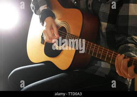 Nahaufnahme auf das spielen Gitarren im dunklen Studio Stockfoto