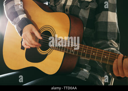 Nahaufnahme auf das spielen Gitarren im dunklen Studio Stockfoto