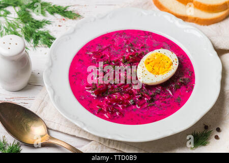 Kalte Rote-Bete-Suppe. Holodnik. traditionellen litauischen (Ukrainisch, Russisch, Polnisch) Rote Bete Suppe. Kalter Borschtsch serviert mit Gurken, Dill und Eier auf einer Stockfoto