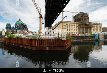 Berlin, Deutschland. 16 Juni, 2019. Ansicht der neuen Humboldt-forum super Museum im Bau an der Museumsinsel in Berlin. Die rekonstruierten Stadtschlosses wird das neue Museum. Das Projekt wird schätzungsweise kosten Û 600 m und es wurde bekannt gegeben, dass es dieses Jahr nicht wie prognostiziert. Es wird nun einmal im Jahr 2020 öffnen. Credit: Iain Masterton/Alamy leben Nachrichten Stockfoto