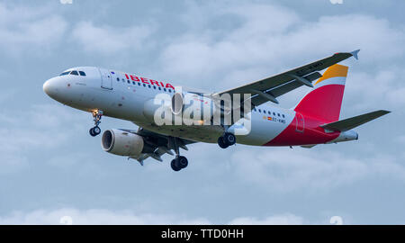 Iberia Airbus A319 EC-KMD im Endanflug auf den Flughafen London-Heathrow LHR Stockfoto