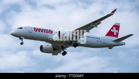 Swiss International Air Lines. Schweizer Bombardier CS300 HB-JCO im Endanflug auf den Flughafen London-Heathrow LHR Stockfoto