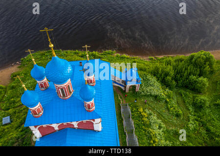 Luftaufnahme der Kirche der Verklärung und Kazan Jungfrau (1758) auf der linken Küste der Wolga in Tutaev Stadt in Jaroslawl Region, Russland Stockfoto