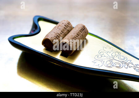 Schokolade Cork mit renommierten molekulare Küche Chef Albert Adria an Kuchen & Blasen im Cafe Royal, London, UK Stockfoto