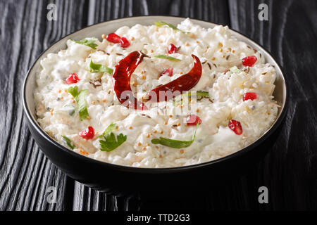 Quark Reis aus Südindien ist cremig Reis mit Joghurt und Gewürzen in der Nähe mixed-up in einer Schüssel auf dem Tisch. Horizontale Stockfoto