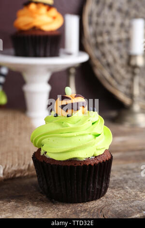 Halloween Cupcakes auf hölzernen Tisch Stockfoto
