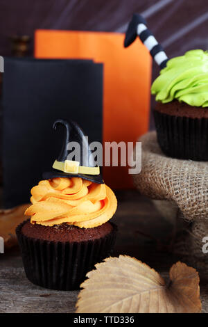 Halloween Cupcakes und Dekoration auf dem Tisch Stockfoto