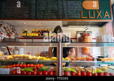 Mann Vorbereitung Schwarma Sandwich an Luxa Restaurant in Mitte, Berlin, Deutschland Stockfoto