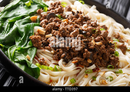 Dandan Nudeln oder dandanmianwith Hackfleisch ist Gericht aus chinesischen Sichuan Küche closeup in einem Teller auf dem Tisch. Horizontale Stockfoto